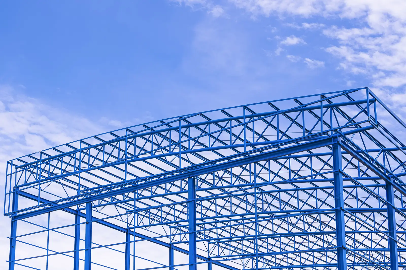 Structure métallique bleue réalisée par Atelier Desforges