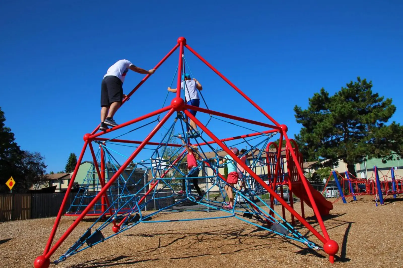 Structure métallique pour aire de jeux réalisée par Atelier Desforges
