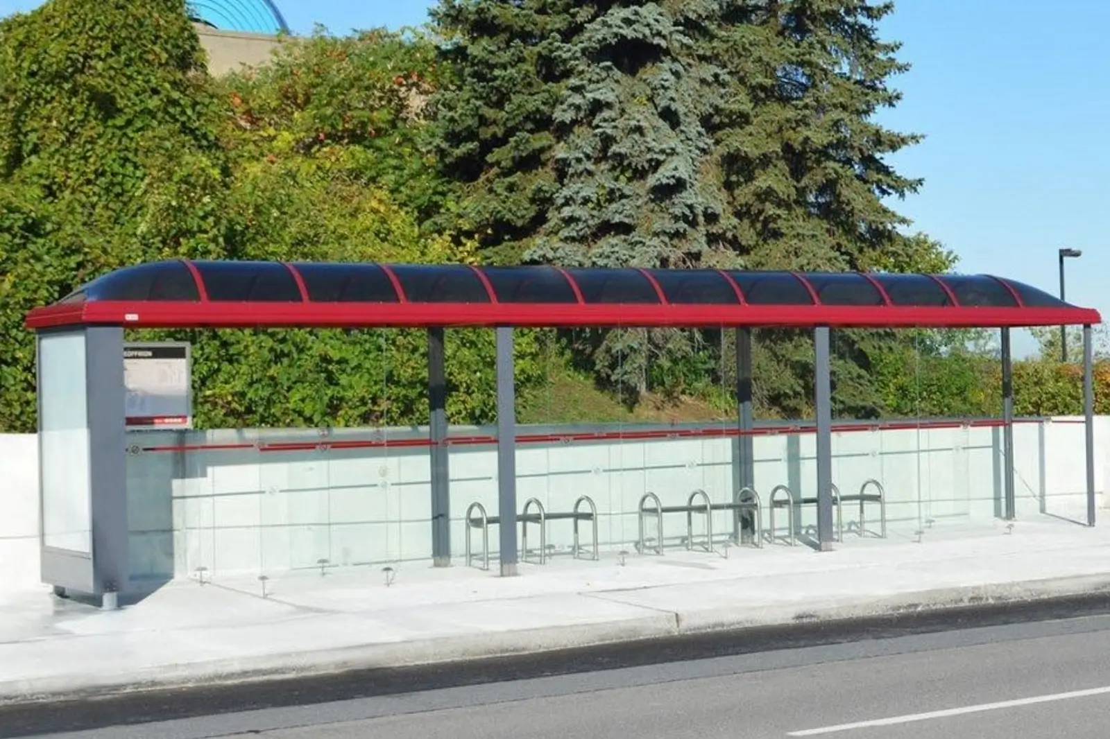Abribus métallique réalisé par Atelier Desforges