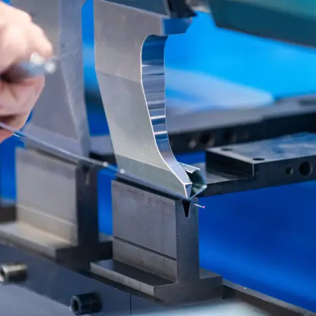 Pliage et assemblage de pièce métallique par Atelier Desforges