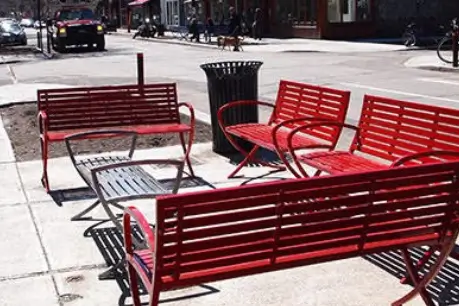 Bancs métalliques rouges réalisés par Atelier Desforges