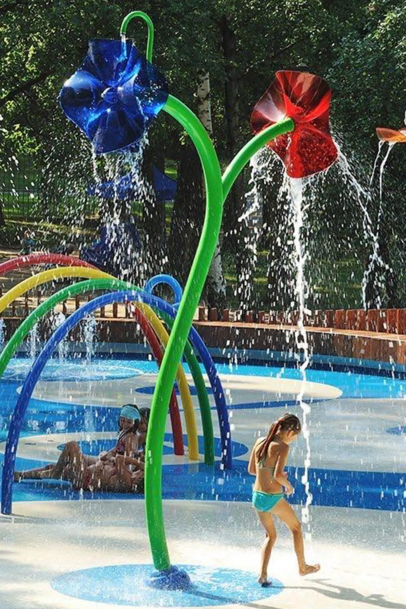 Structure métallique colorée pour jeux d’eau réalisée par Atelier Desforges