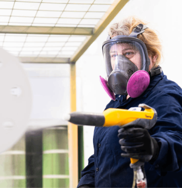 Application de peinture électrostatique sur pièce métallique par Atelier Desforges