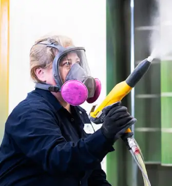 Application de peinture électrostatique sur grande pièce métallique par Atelier Desforges