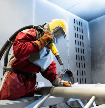 Sablage au jet sur pièce métallique par Atelier Desforges