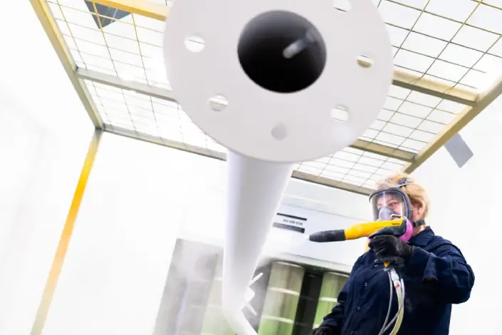Application de peinture électrostatique sur grande pièce métallique par Atelier Desforges
