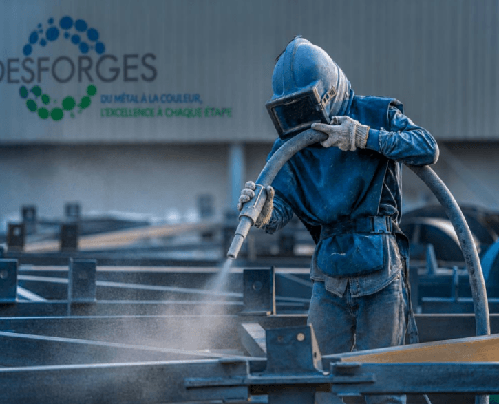 Opérateur réalisant le sablage industriel d’une structure métallique chez Atelier Desforges